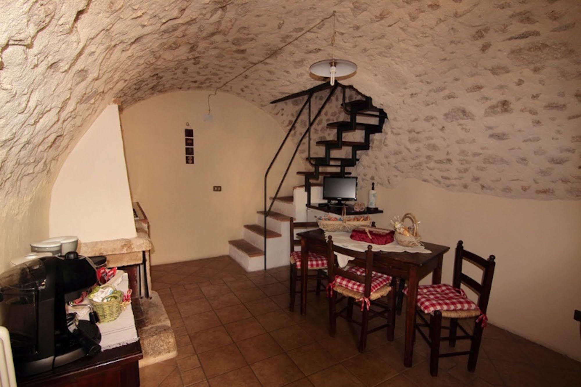 Residenza La Torre Aparthotel Santo Stefano Di Sessanio Exteriör bild