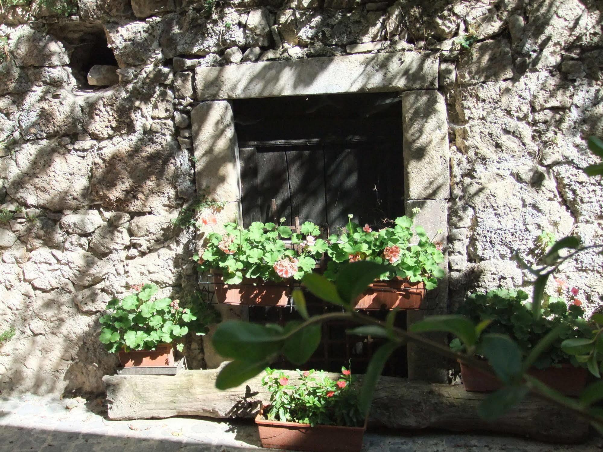 Residenza La Torre Aparthotel Santo Stefano Di Sessanio Exteriör bild